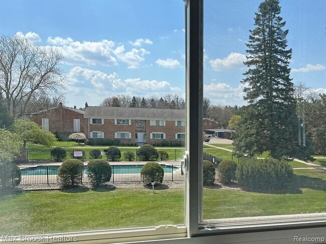 Building Photo - 801 W Long Lake Rd