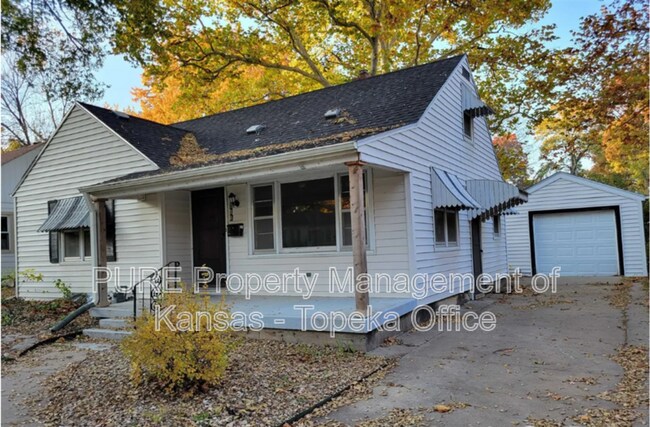 Building Photo - 310 SW Hillside Dr