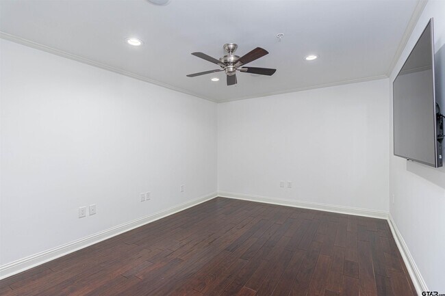 Building Photo - 2801 Wexford Dr
