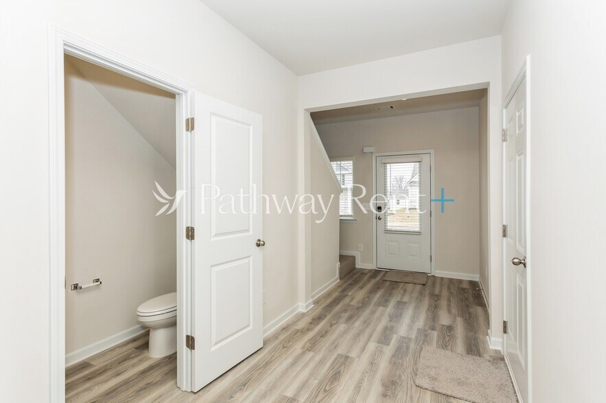 Building Photo - 648 Mackenzie Cv