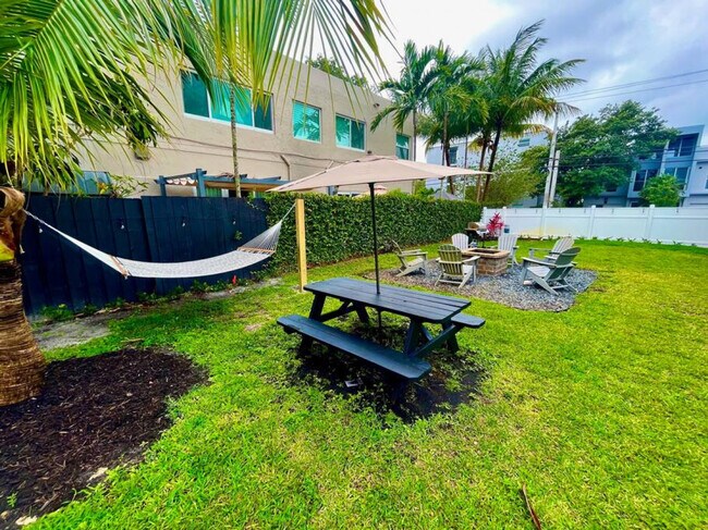 Building Photo - 625 NE 13th Ave