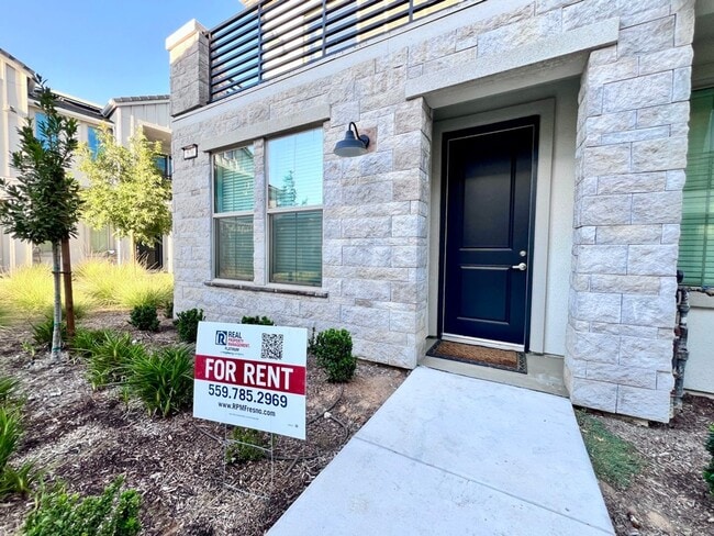 Building Photo - $2,395 Herndon & Peach, 2 Bedroom Townhous...
