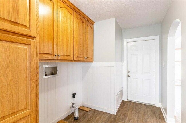 Building Photo - "Charming 3-Bed Oasis with Private Pool in Fort Walton Beach!"