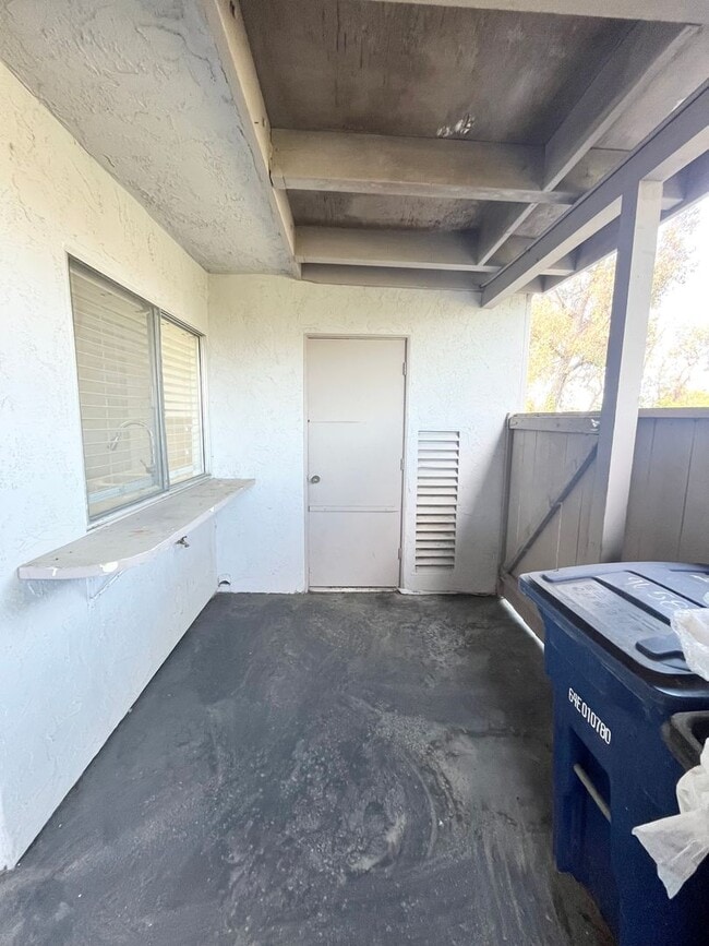 Building Photo - Spacious 3 Bedroom 2 Bathroom Town-Home with In-Unit Laundry, Pool and 2 Parking Spaces!