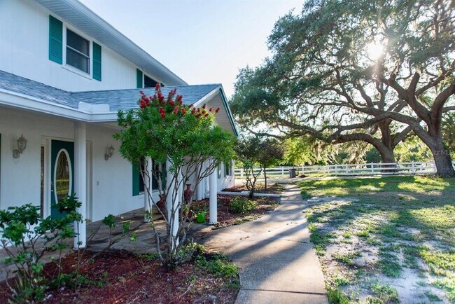 Building Photo - 315 Lazy Acres Ln