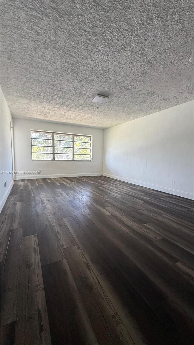 Building Photo - 1400 NE 191st St