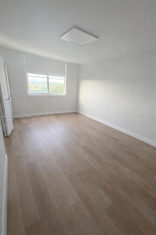 Building Photo - 300 Bayview Dr