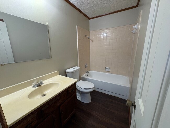 Building Photo - 3 Bed/2.5 Bath in Brookwood Subdivision