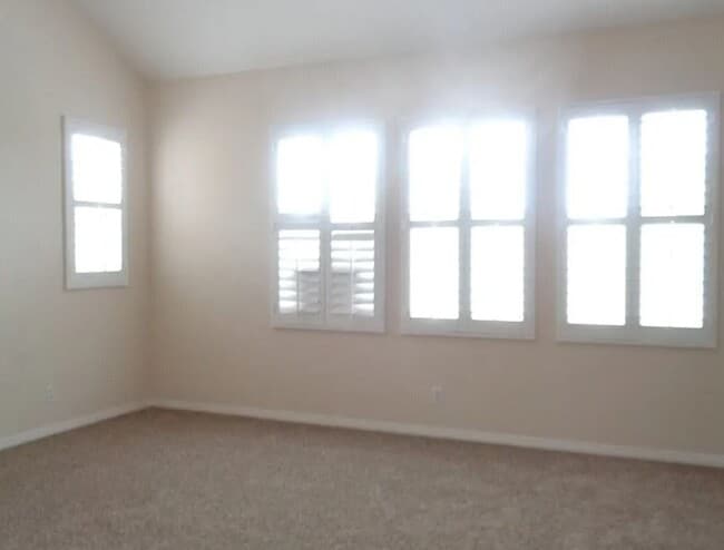 Building Photo - 2 weeks free rent. Detached 4 Bedroom Home...