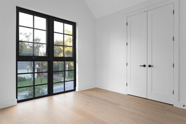 Building Photo - 603 E 47th St