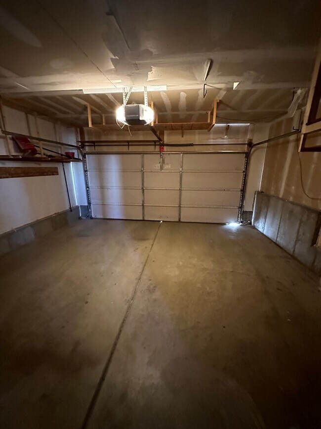 Building Photo - Must See!! 4 bedrooms 2 baths house in Lay...