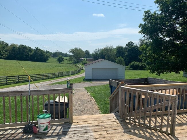 Building Photo - Country living at its finest!