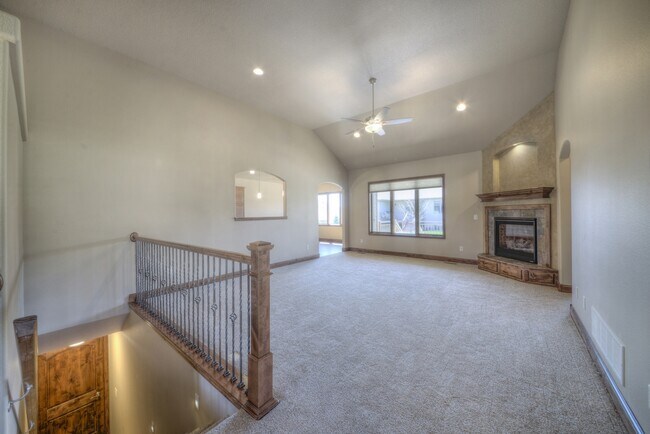 Building Photo - 2 BEDROOM | 2 BATH | DOUBLE GARAGE | SPACIOUS TOWNHOME