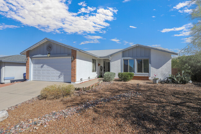 Primary Photo - 10281 E Foxmoor Dr