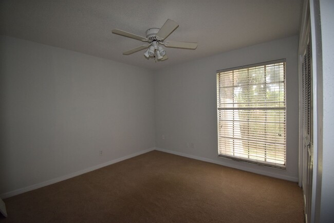 Building Photo - 2 Bed/1 Bath, 1st Floor condo in Serravell...