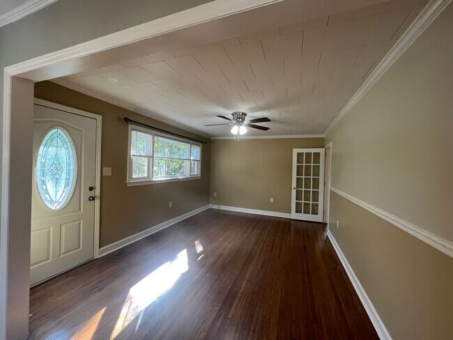 Building Photo - Three bedroom, 1 bath house in Burlington