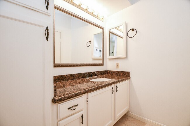 Building Photo - 5150 Hidalgo St