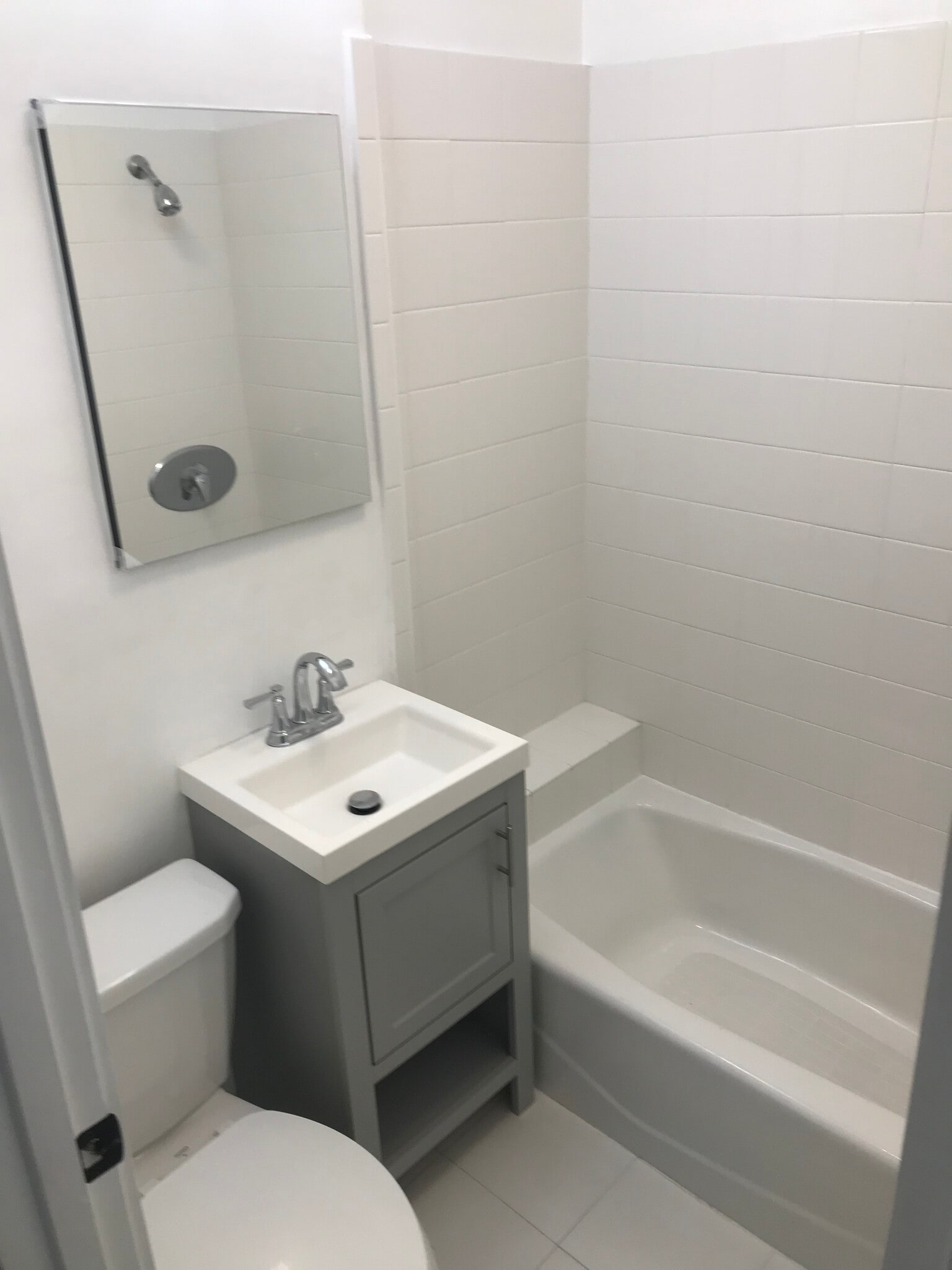 Bath with shower - 1011 1/2 N Coronado St