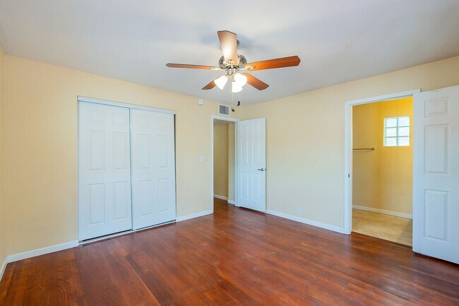 Building Photo - 2333 E Drachman St