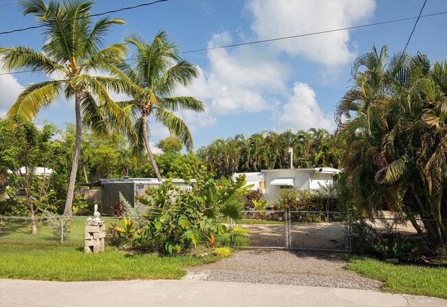 Building Photo - Bright & Newly Renovated FURNISHED 1-Bedroom Rental