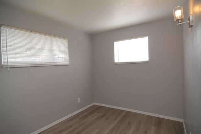 Building Photo - Charming 1 Bedroom 1 Bath Duplex! Central ...