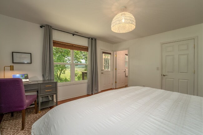 Building Photo - Mountain Lux Home - Centrally Located in Brevard! Furnished Mid- Term Rental Available from Novem...