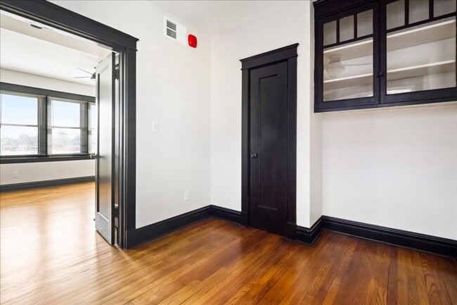 Building Photo - Polly Want an Apartment