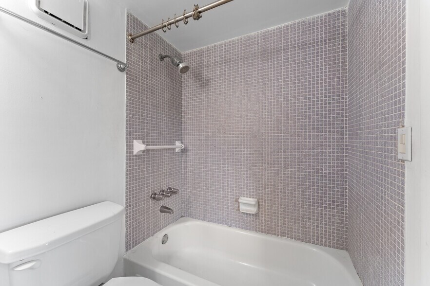 Building Photo - 2539 S Bayshore Dr