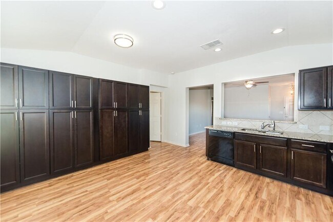 Building Photo - 322 Foxglove Dr