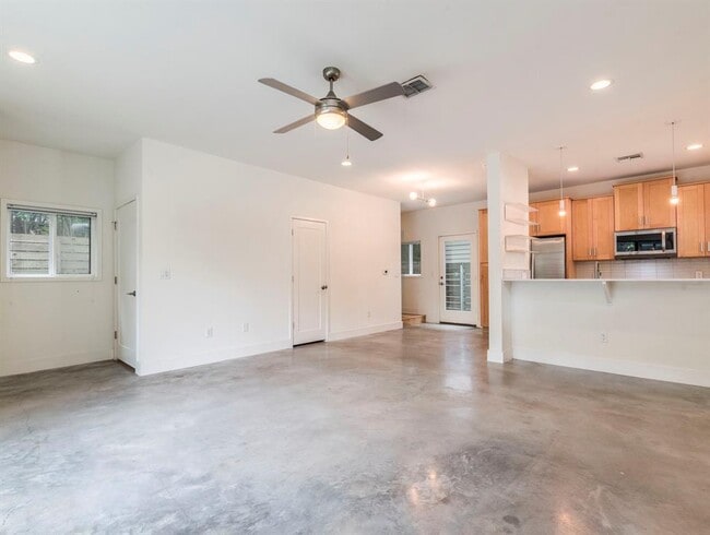 Building Photo - 2101 Montopolis Dr