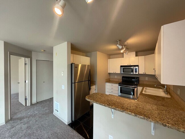 Building Photo - Classic 1bedroom Condo with Elegant Amenit...