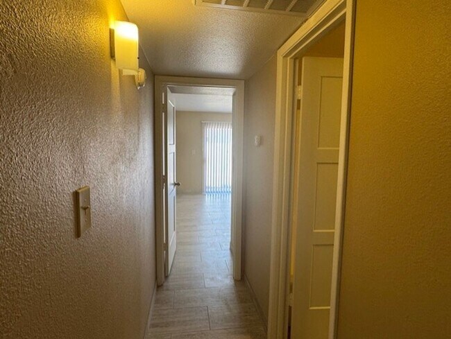 Building Photo - 2 Bedroom*1 Bathroom Patio Home