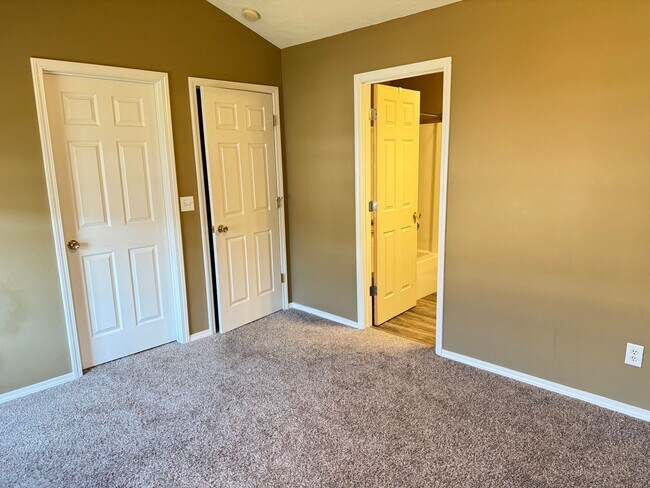Building Photo - Great 2 BR 4 bathroom townhouse in Bloomington