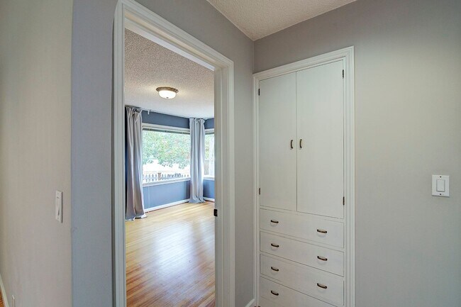 Building Photo - 4Bd/1.75Ba Edmonds House