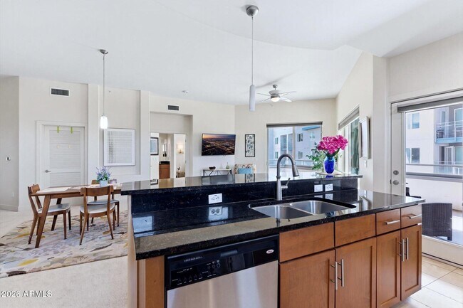 Building Photo - 945 E Playa Del Norte Dr