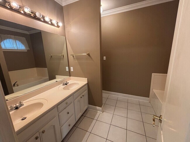 Building Photo - 14318 Parkmeadow Dr.