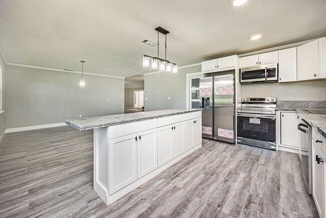 Building Photo - 300 Riomar Dr