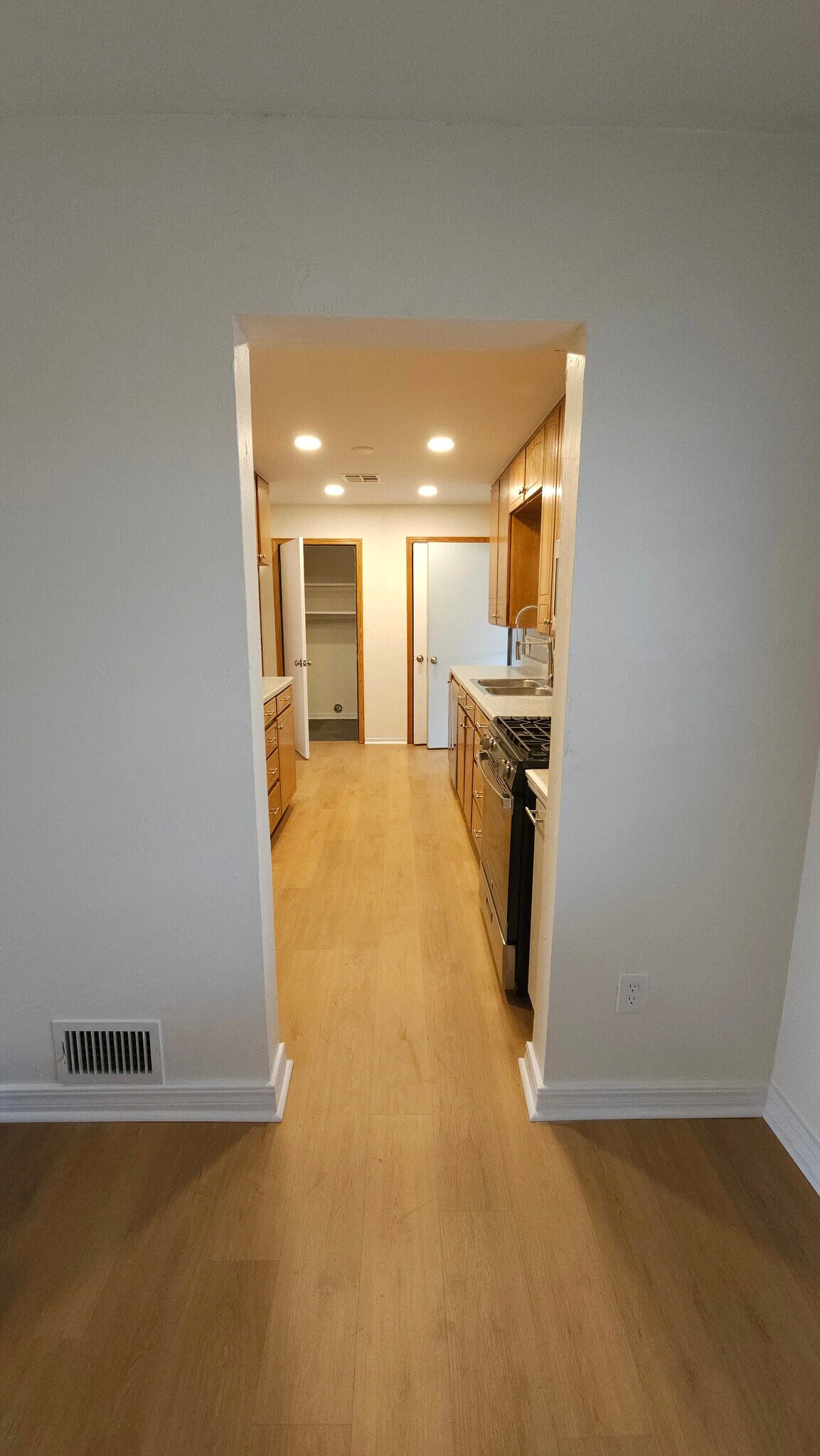 Building Photo - 2717 Clermont Pl