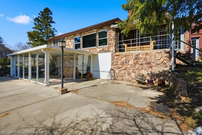 Building Photo - 2739 Lakeridge Ave