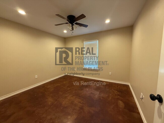 Building Photo - 13055 Raymond Rd