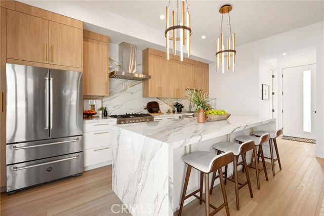 Building Photo - 11024 Oxnard St