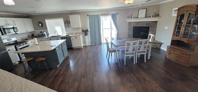 Building Photo - Spacious 3 Bed, 2.5 Bath home with Loft