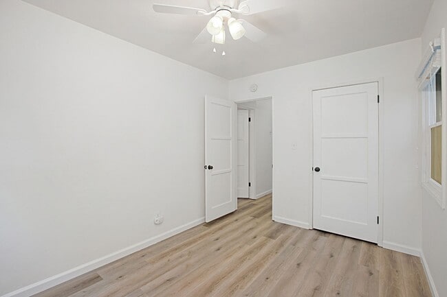 Building Photo - Upgraded 2br Coronado House, Bonus Room, Yard & Garage!