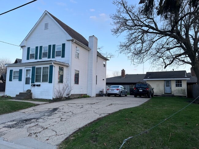 Building Photo - 154 E Mill St