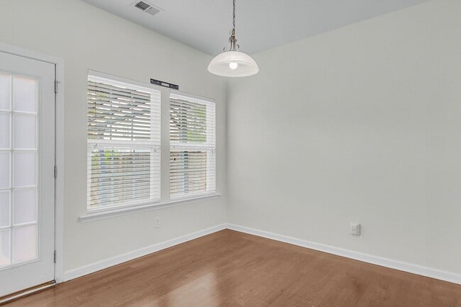Building Photo - Spacious Summerville Home Near Historic Downtown