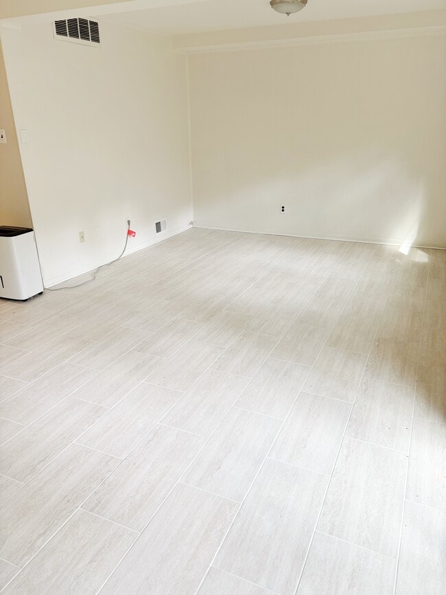 Building Photo - 5107 Cliffhaven Dr