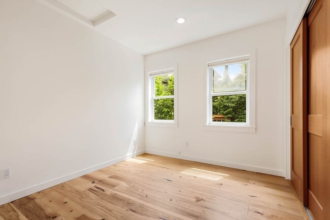 Building Photo - Updated 4 Bedroom North Capitol Hill Craftsman