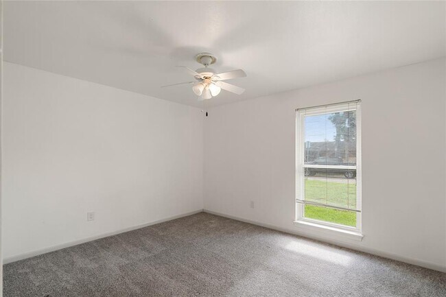 Building Photo - 2210 Chestnut Ln
