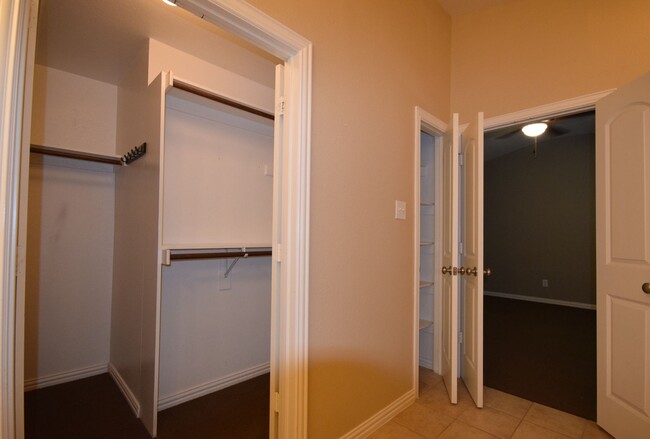Building Photo - Beautiful 2 bed, 2.5 Bath Townhome in Plano