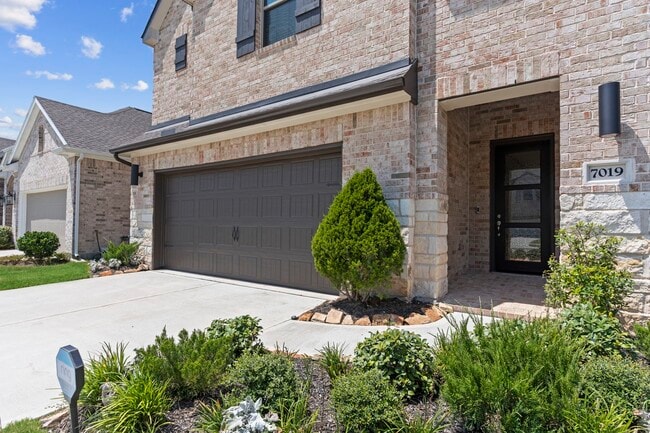 Building Photo - 7019 Winterberry Gln Ln